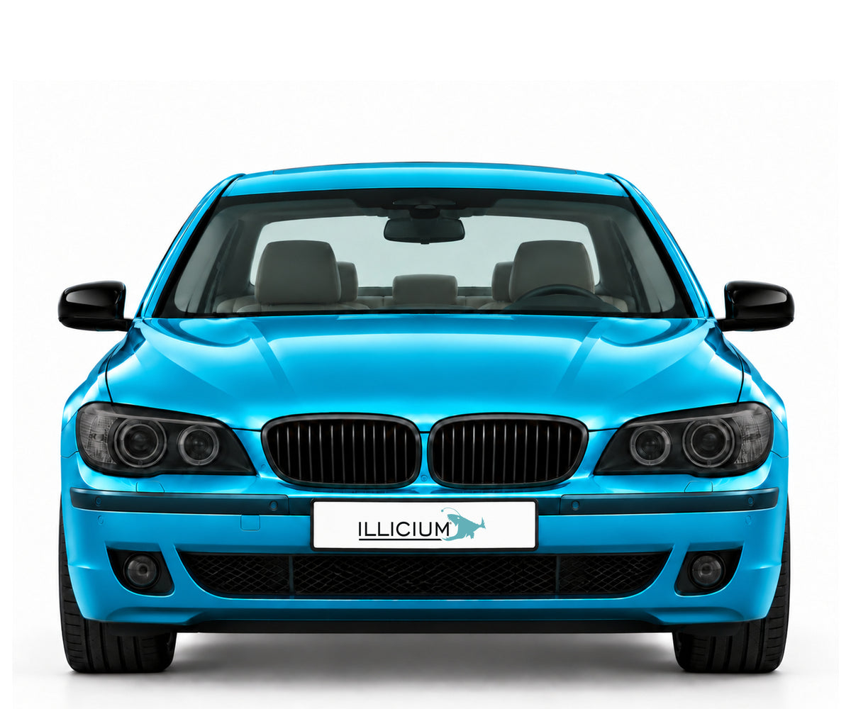 BMW E65 / E66 / E67 · LCI – 750i E65 LCI Shadow Line 2005, Frontansicht in Türkis Metallic mit schwarzen Anbauteilen und ILLICIUM-Kennzeichen