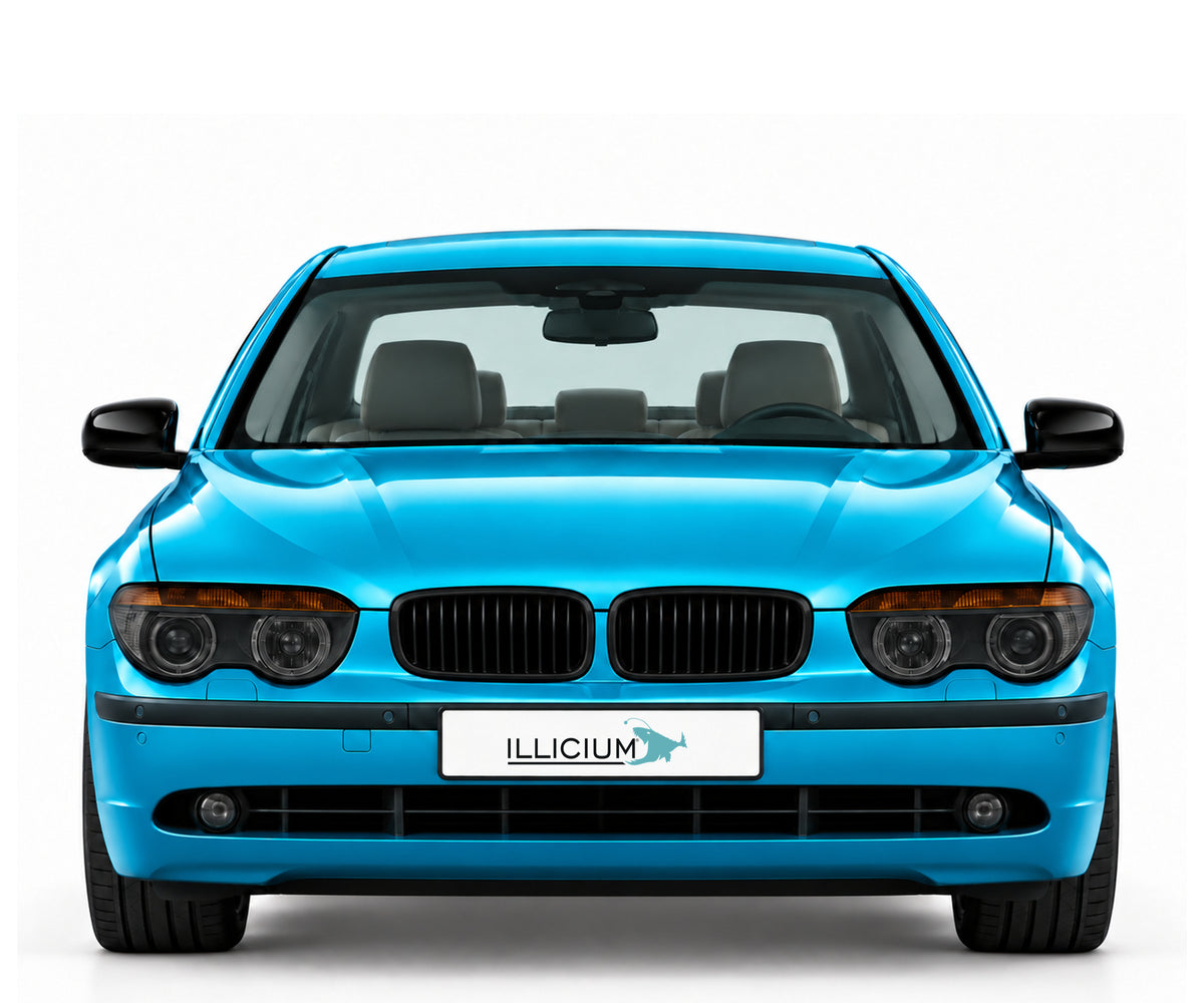 BMW E65 / E66 / E67 · Vorfacelift – 7er Limousine E65 VFL 2001, normale Front; Motor nicht belegt, Frontansicht in Türkis Metallic mit schwarzen Anbauteilen und ILLICIUM-Kennzeichen