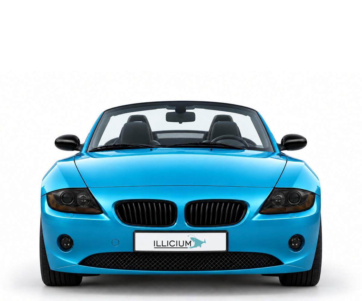 BMW Z4 E85 · Vorfacelift – Frontansicht in Türkis Metallic mit schwarzen Anbauteilen, dunklen ausgeschalteten Leuchten und Original-ILLICIUM-Kennzeichen
