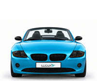 BMW Z4 E85 · Vorfacelift – Frontansicht in Türkis Metallic mit schwarzen Anbauteilen, dunklen ausgeschalteten Leuchten und Original-ILLICIUM-Kennzeichen