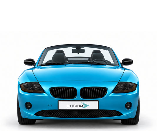 BMW Z4 E85 · Vorfacelift – Frontansicht in Türkis Metallic mit schwarzen Anbauteilen, dunklen ausgeschalteten Leuchten und Original-ILLICIUM-Kennzeichen