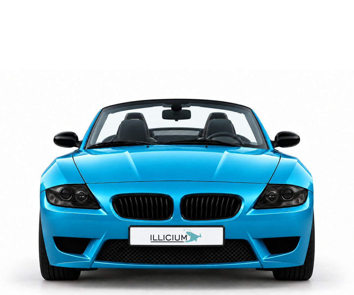 BMW Z4 E85 · Facelift – Frontansicht in Türkis Metallic mit schwarzen Anbauteilen, dunklen ausgeschalteten Leuchten und Original-ILLICIUM-Kennzeichen
