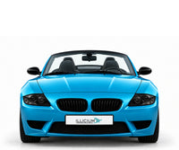 BMW Z4 E85 · Facelift – Frontansicht in Türkis Metallic mit schwarzen Anbauteilen, dunklen ausgeschalteten Leuchten und Original-ILLICIUM-Kennzeichen