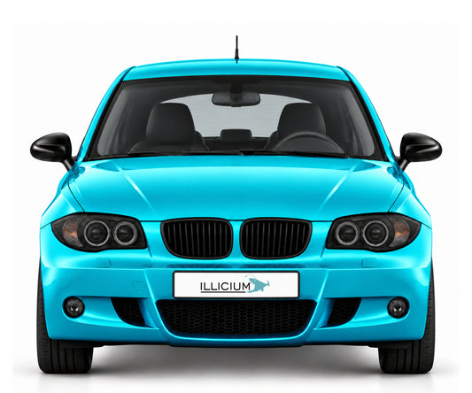 BMW 1er E87 130i mit M-Paket – Frontansicht in Türkis mit ILLICIUM-Kennzeichen