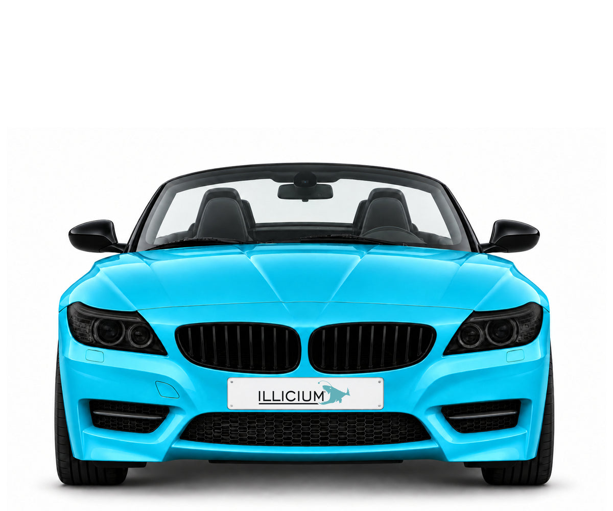 BMW Z4 E89 · Facelift – Frontansicht in Türkis Metallic mit schwarzen Anbauteilen, dunklen ausgeschalteten Leuchten und Original-ILLICIUM-Kennzeichen