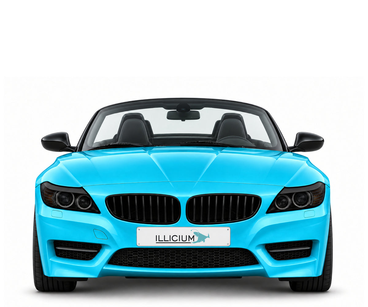 BMW Z4 E89 · Vorfacelift – Frontansicht in Türkis Metallic mit schwarzen Anbauteilen, dunklen ausgeschalteten Leuchten und Original-ILLICIUM-Kennzeichen