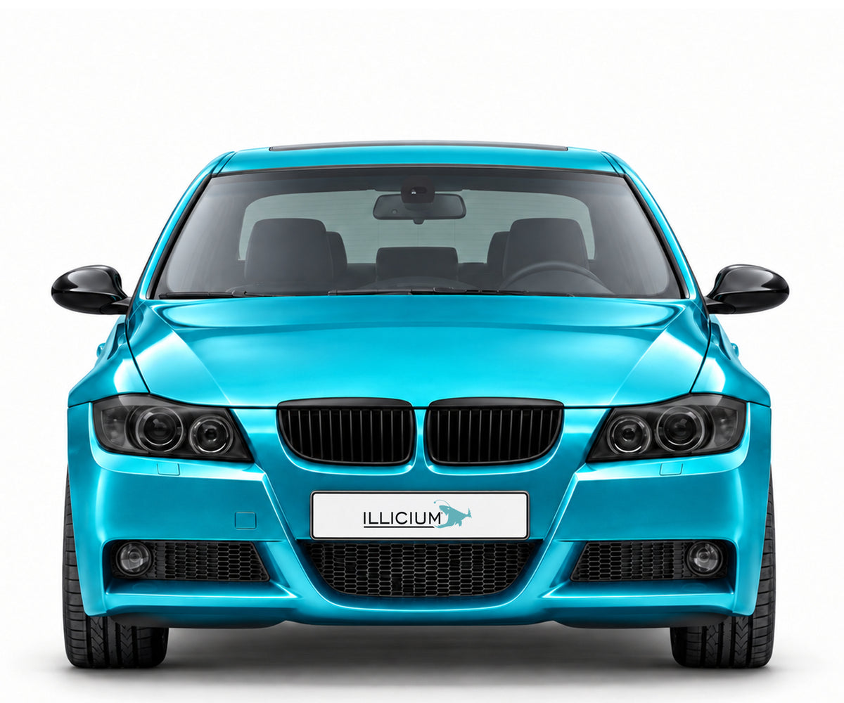 BMW E90 / E91 · Vorfacelift – 330i M Sport Limousine, Frontansicht in Türkis Metallic mit schwarzen Anbauteilen und ILLICIUM-Kennzeichen