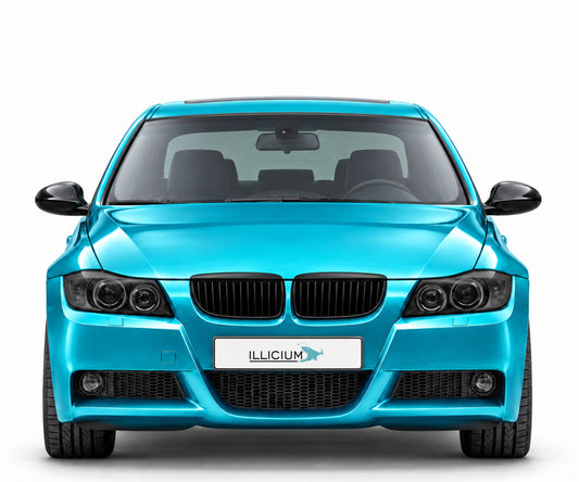 BMW E90 / E91 · Vorfacelift – 330i M Sport Limousine, Frontansicht in Türkis Metallic mit schwarzen Anbauteilen und ILLICIUM-Kennzeichen