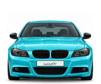 BMW E90 / E91 · LCI – 335i M Sport Limousine, Frontansicht in Türkis Metallic mit schwarzen Anbauteilen und ILLICIUM-Kennzeichen
