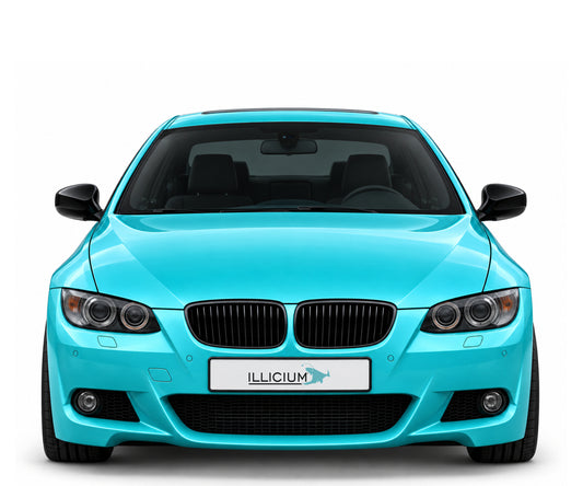 BMW E92 / E93 · Vorfacelift – 335i M Sport Coupé, Frontansicht in Türkis Metallic mit schwarzen Anbauteilen und ILLICIUM-Kennzeichen