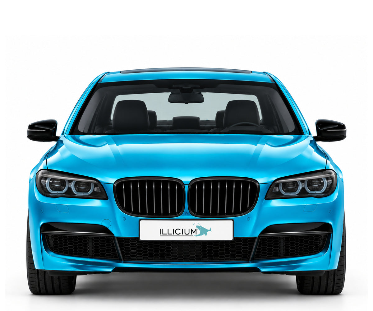 BMW F01 / F02 / F03 / F04 · LCI – 7er Limousine M Sport F01 LCI 05/2012, Frontansicht in Türkis Metallic mit schwarzen Anbauteilen und ILLICIUM-Kennzeichen