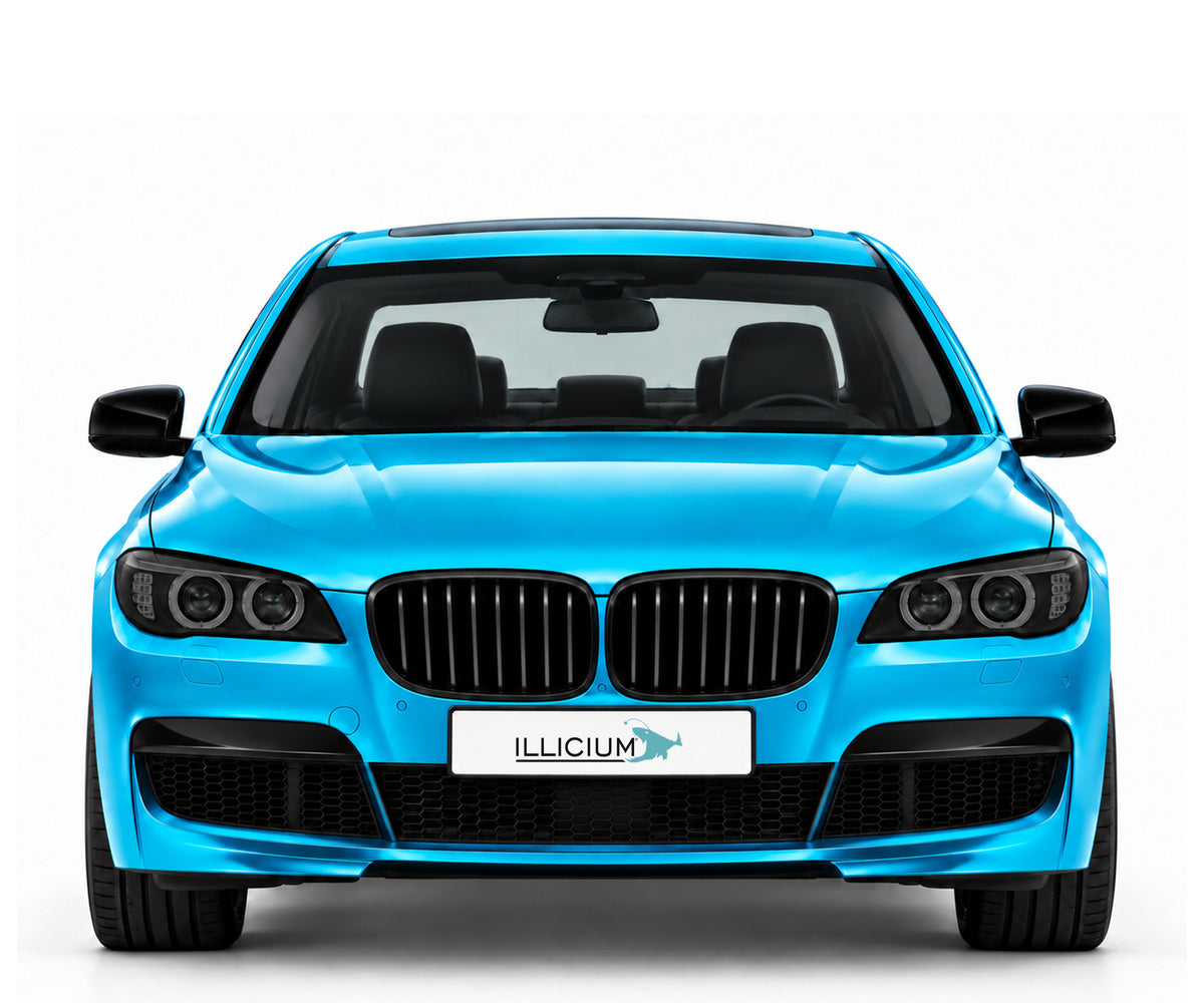 BMW F01 / F02 / F03 / F04 · Vorfacelift – 7er Limousine M Sport F01 06/2009, Frontansicht in Türkis Metallic mit schwarzen Anbauteilen und ILLICIUM-Kennzeichen