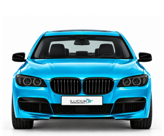 BMW F01 / F02 / F03 / F04 · Vorfacelift – 7er Limousine M Sport F01 06/2009, Frontansicht in Türkis Metallic mit schwarzen Anbauteilen und ILLICIUM-Kennzeichen