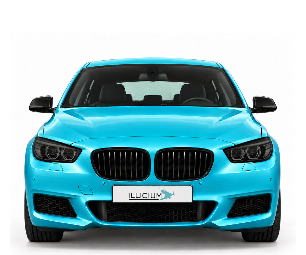 BMW 5er F07 GT · Facelift – Frontansicht in Türkis Metallic mit schwarzen Anbauteilen, dunklen ausgeschalteten Leuchten und Original-ILLICIUM-Kennzeichen