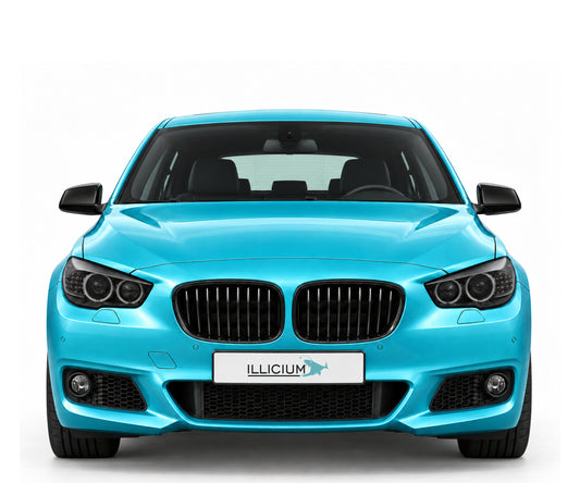 BMW F07 Gran Turismo · Hauptansicht – GT M Sport · Vorfacelift 2011, Frontansicht in Türkis Metallic mit schwarzen Anbauteilen und ILLICIUM-Kennzeichen
