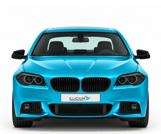 BMW F10 / F11 · Vorfacelift – 5er Limousine M Sport · Xenon, Frontansicht in Türkis Metallic mit schwarzen Anbauteilen und ILLICIUM-Kennzeichen