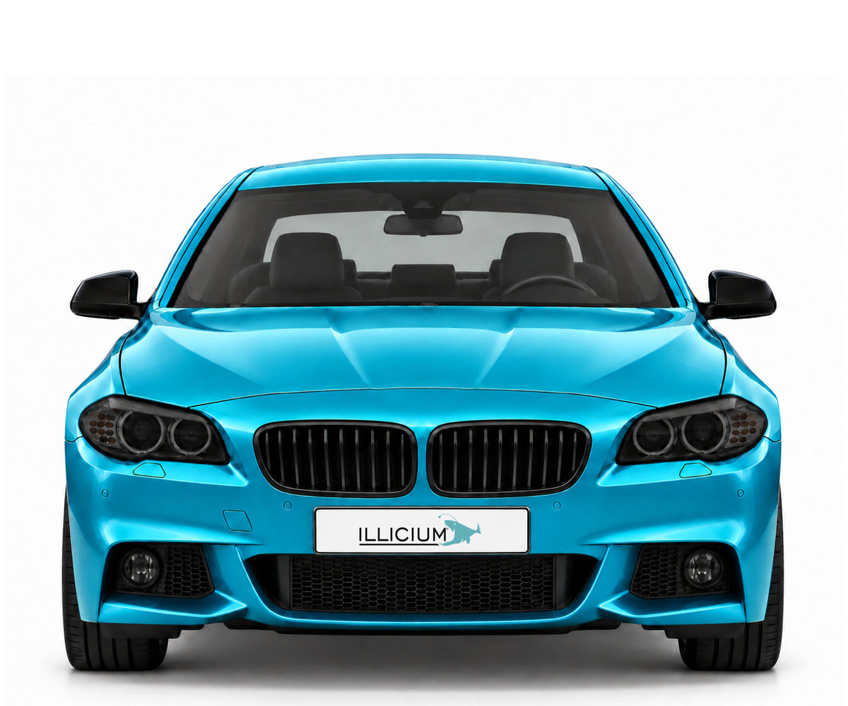 BMW F10 · Vorfacelift · M Sport Xenon – gerade Frontansicht in Türkis Metallic mit schwarzen Anbauteilen, dunklen ausgeschalteten Leuchten und Original-ILLICIUM-Kennzeichen