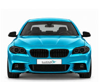 BMW F10 · Vorfacelift · M Sport Xenon – gerade Frontansicht in Türkis Metallic mit schwarzen Anbauteilen, dunklen ausgeschalteten Leuchten und Original-ILLICIUM-Kennzeichen