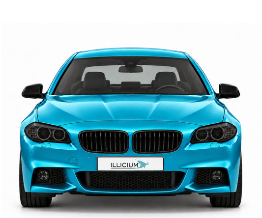 BMW F10 · Vorfacelift · M Sport Xenon – gerade Frontansicht in Türkis Metallic mit schwarzen Anbauteilen, dunklen ausgeschalteten Leuchten und Original-ILLICIUM-Kennzeichen