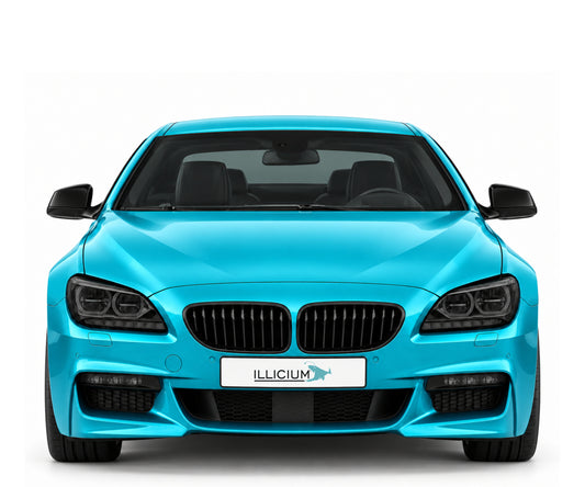 BMW F06 / F12 / F13 · Vorfacelift – 640d Coupé M Sport · adaptive LED 2011, Frontansicht in Türkis Metallic mit schwarzen Anbauteilen und ILLICIUM-Kennzeichen