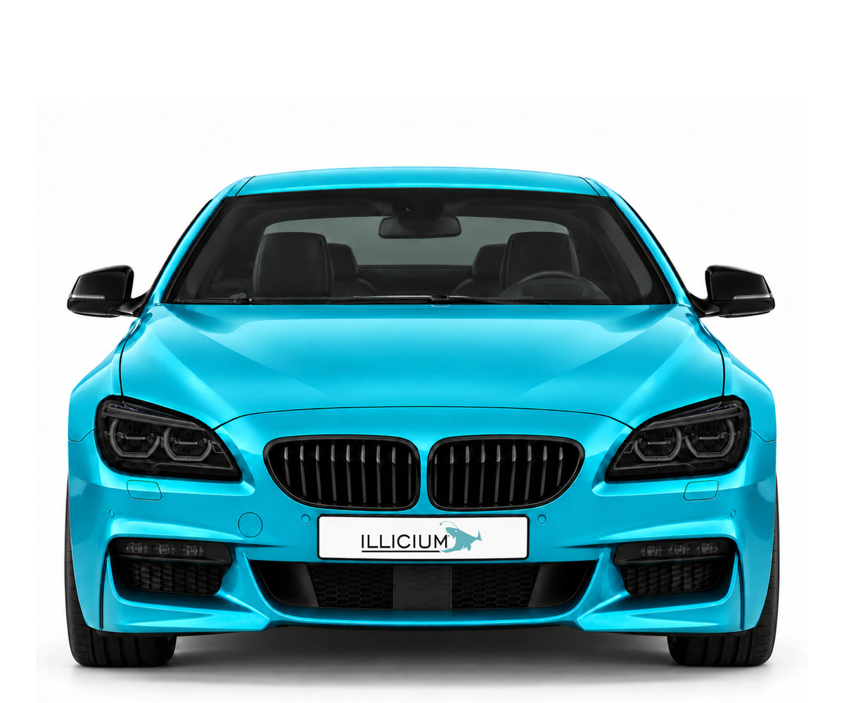 BMW F06/F12/F13 · Facelift · 650i M Sport LED – gerade Frontansicht in Türkis Metallic mit schwarzen Anbauteilen, dunklen ausgeschalteten Leuchten und Original-ILLICIUM-Kennzeichen
