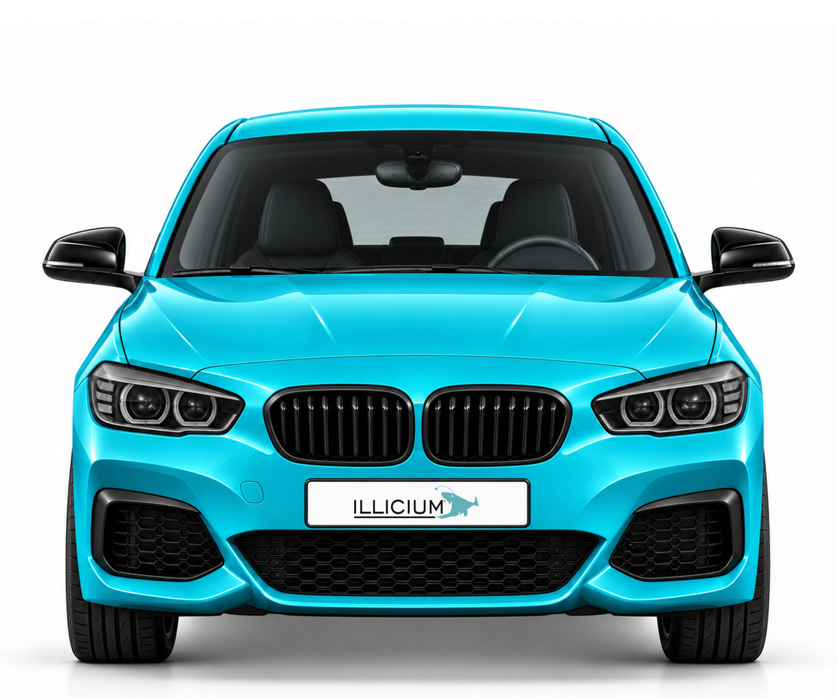 BMW 1er F20/F21 LCI – M140i-Frontansicht in Türkis mit ILLICIUM-Kennzeichen