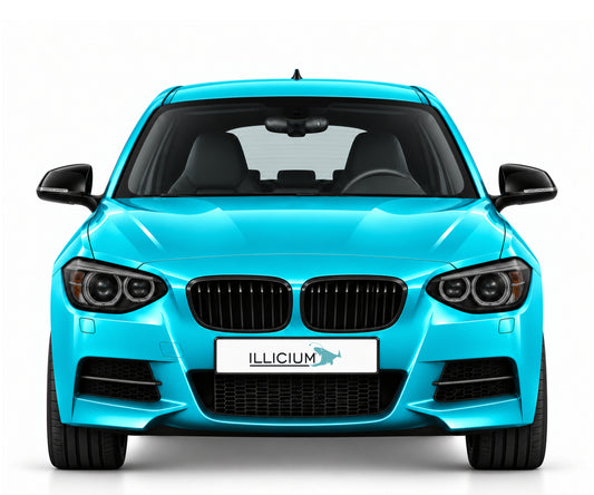 BMW 1er F20/F21 Vorfacelift – M135i-Frontansicht in Türkis mit ILLICIUM-Kennzeichen