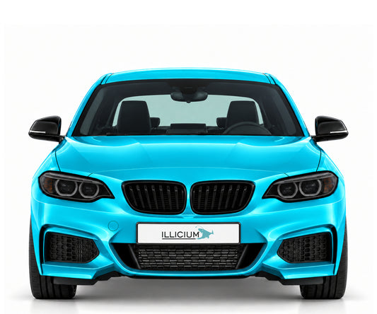 BMW 2er F22 M235i Vorfacelift – frontale Fahrzeugillustration in Türkis Metallic mit schwarzen Anbauteilen und ILLICIUM-Kennzeichen