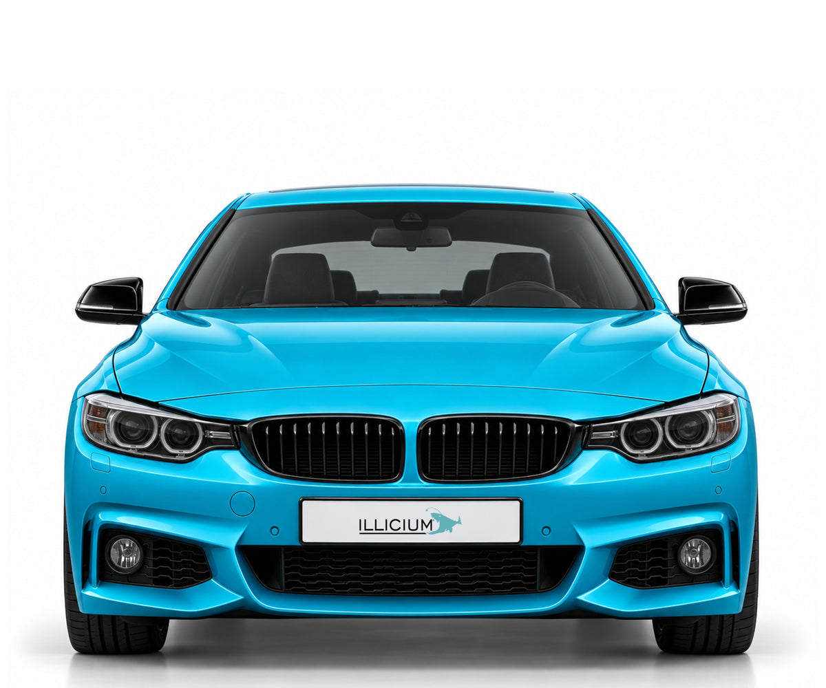 BMW F32 / F33 / F36 / F82 · Vorfacelift – 435i M Sport Coupé · Xenon, Frontansicht in Türkis Metallic mit schwarzen Anbauteilen und ILLICIUM-Kennzeichen