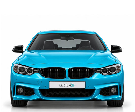 BMW F32 / F33 / F36 / F82 · Vorfacelift – 435i M Sport Coupé · Xenon, Frontansicht in Türkis Metallic mit schwarzen Anbauteilen und ILLICIUM-Kennzeichen
