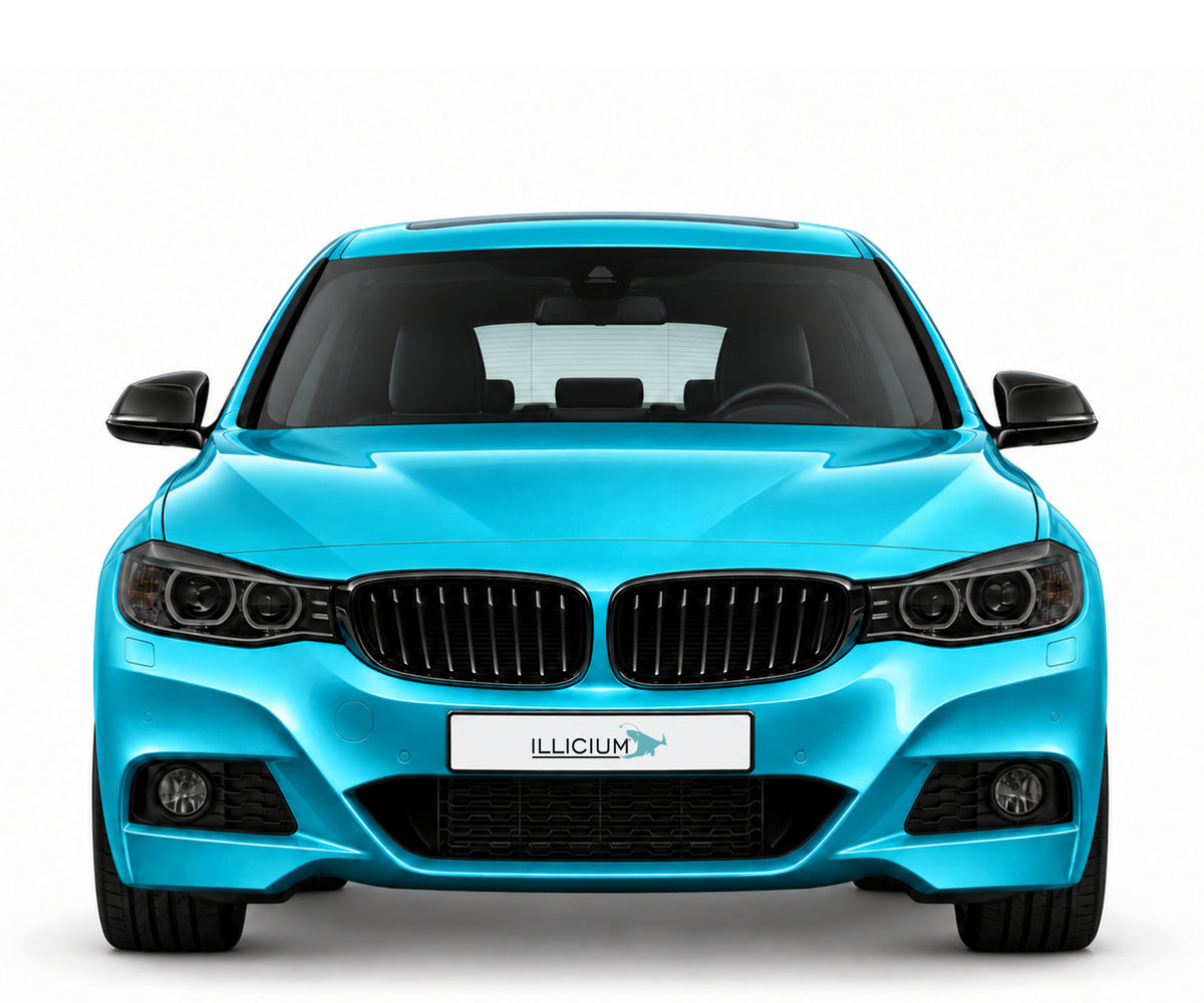 BMW F34 Gran Turismo · Vorfacelift – M Sport · Xenon, Frontansicht in Türkis Metallic mit schwarzen Anbauteilen und ILLICIUM-Kennzeichen
