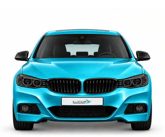 BMW F34 Gran Turismo · Vorfacelift – M Sport · Xenon, Frontansicht in Türkis Metallic mit schwarzen Anbauteilen und ILLICIUM-Kennzeichen