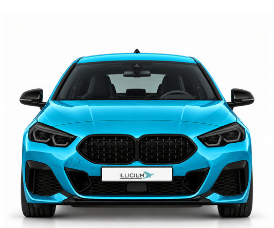 BMW 2er Gran Coupé F44 M235i xDrive – frontale Fahrzeugillustration in Türkis Metallic mit schwarzen Anbauteilen und ILLICIUM-Kennzeichen