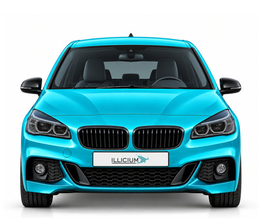 BMW 2er Active Tourer F45 218d M Sport Vorfacelift – frontale Fahrzeugillustration in Türkis Metallic mit ILLICIUM-Kennzeichen
