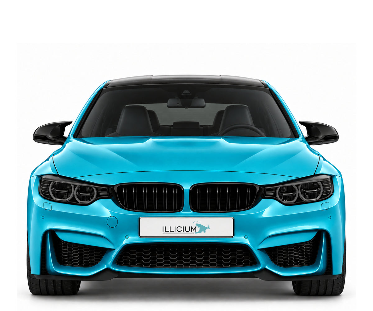 BMW F80 M3 – M3 Limousine · Frontausführung 2014, Frontansicht in Türkis Metallic mit schwarzen Anbauteilen und ILLICIUM-Kennzeichen