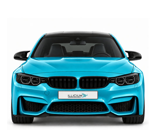 BMW F80 M3 – M3 Limousine · Frontausführung 2014, Frontansicht in Türkis Metallic mit schwarzen Anbauteilen und ILLICIUM-Kennzeichen