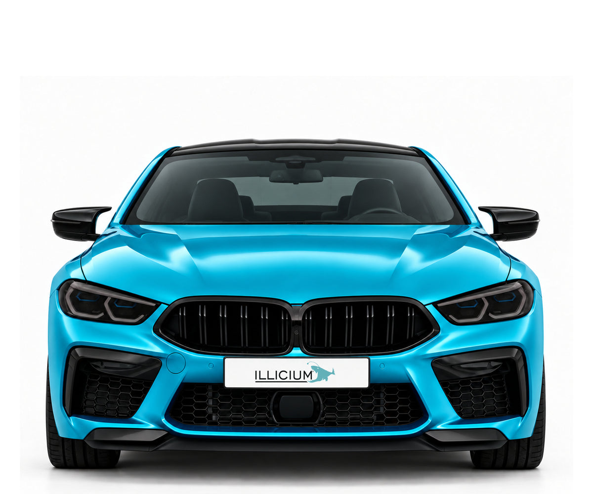 BMW 8er – M8 Competition Coupé F92, gemeinsame M-Frontansicht für beide bestehenden Bauphasenauswahlen, Türkis Metallic mit schwarzen Anbauteilen und Original-ILLICIUM-Kennzeichen