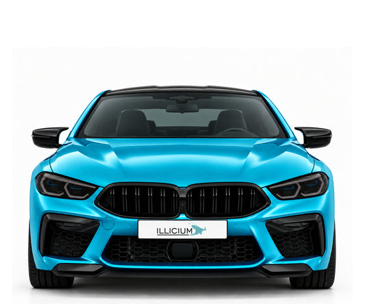 BMW 8er – M8 Competition Coupé F92, gemeinsame M-Frontansicht für beide bestehenden Bauphasenauswahlen, Türkis Metallic mit schwarzen Anbauteilen und Original-ILLICIUM-Kennzeichen