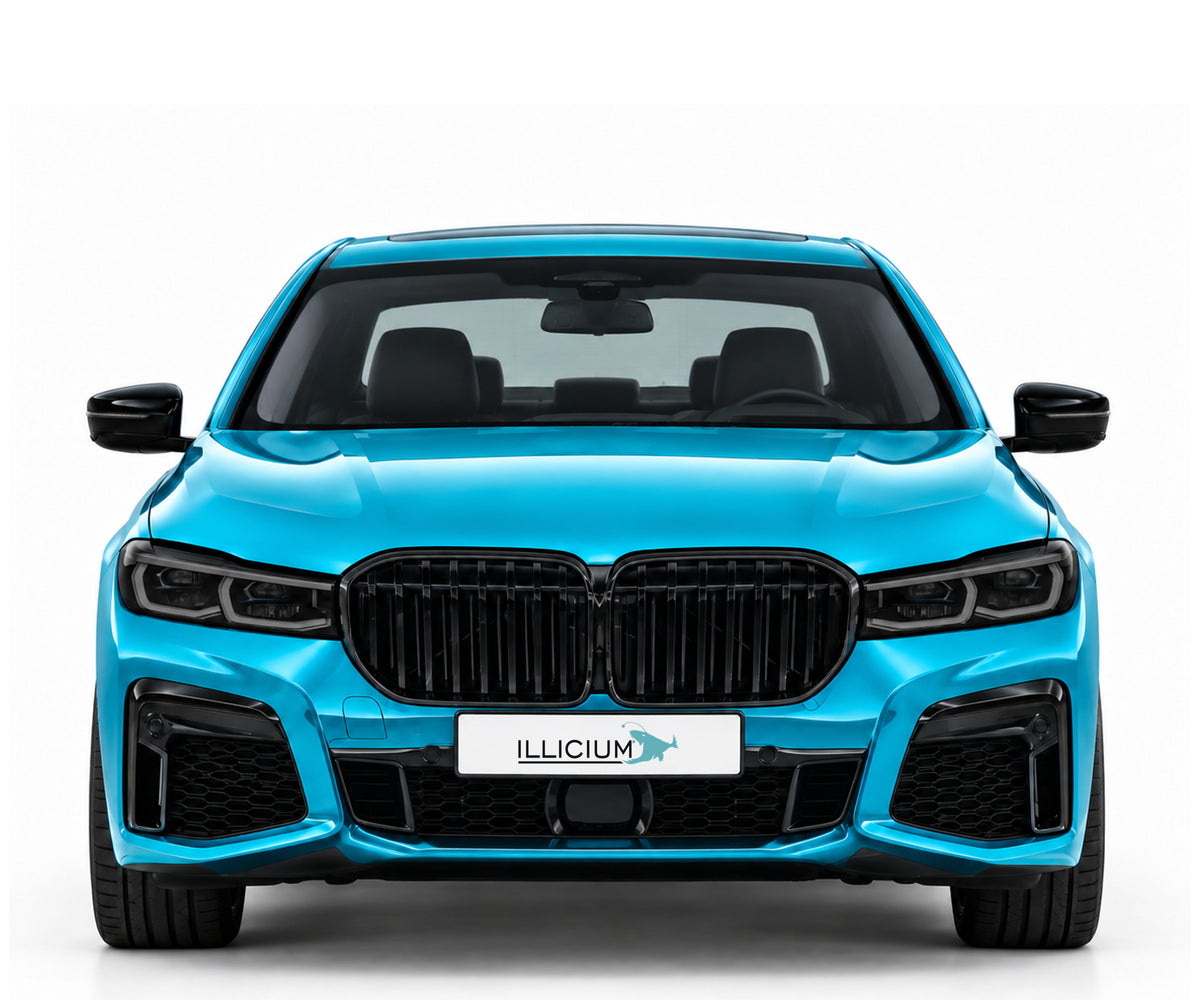 BMW G11 / G12 · LCI – 750i xDrive M Sport G11 LCI 05/2019, Frontansicht in Türkis Metallic mit schwarzen Anbauteilen und ILLICIUM-Kennzeichen