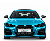 BMW 4er G22 · Facelift – Frontansicht in Türkis Metallic mit schwarzen Anbauteilen, dunklen ausgeschalteten Leuchten und Original-ILLICIUM-Kennzeichen