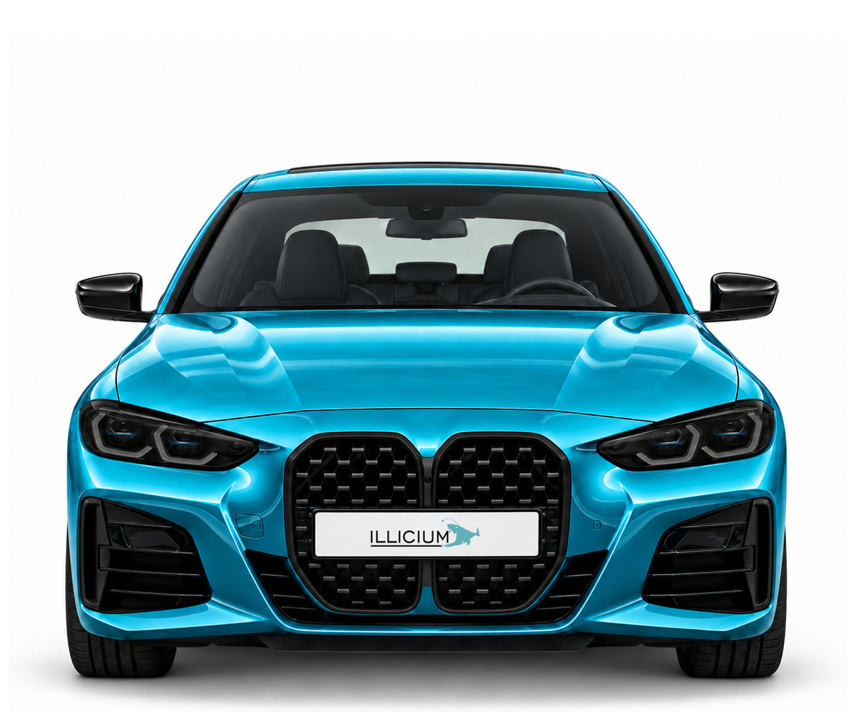 BMW G22 / G23 · Hauptansicht – M440i xDrive Coupé · Frontausführung 2020, Frontansicht in Türkis Metallic mit schwarzen Anbauteilen und ILLICIUM-Kennzeichen
