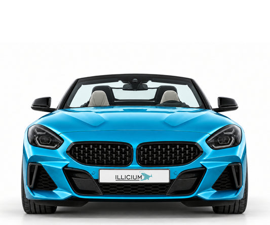BMW Z4 G29 · Vorfacelift – Frontansicht in Türkis Metallic mit schwarzen Anbauteilen, dunklen ausgeschalteten Leuchten und Original-ILLICIUM-Kennzeichen