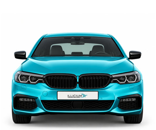 BMW G30 / G31 / F90 · Vorfacelift – 5er Limousine M Sport · Frontausführung 2016, Frontansicht in Türkis Metallic mit schwarzen Anbauteilen und ILLICIUM-Kennzeichen