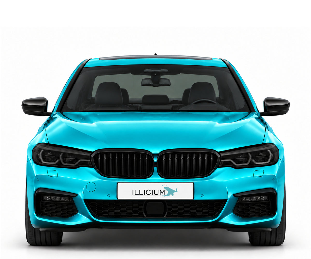 BMW G30 · Vorfacelift · M Sport LED – gerade Frontansicht in Türkis Metallic mit schwarzen Anbauteilen, dunklen ausgeschalteten Leuchten und Original-ILLICIUM-Kennzeichen