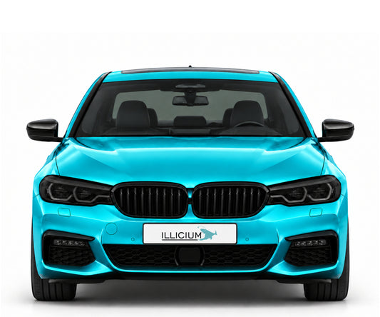 BMW G30 · Vorfacelift · M Sport LED – gerade Frontansicht in Türkis Metallic mit schwarzen Anbauteilen, dunklen ausgeschalteten Leuchten und Original-ILLICIUM-Kennzeichen