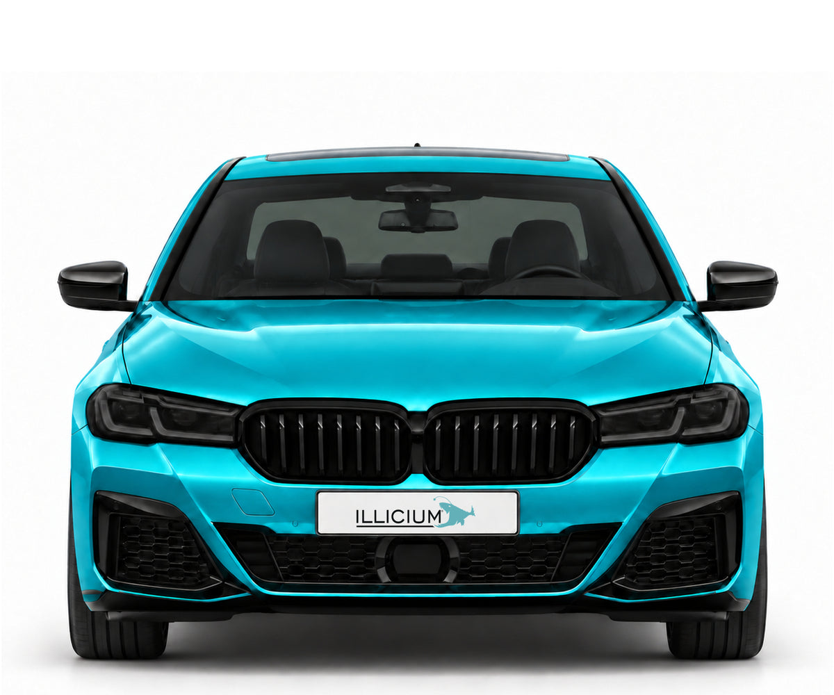 BMW G30 · Facelift · M550i xDrive – gerade Frontansicht in Türkis Metallic mit schwarzen Anbauteilen, dunklen ausgeschalteten Leuchten und Original-ILLICIUM-Kennzeichen