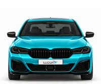 BMW G30 · Facelift · M550i xDrive – gerade Frontansicht in Türkis Metallic mit schwarzen Anbauteilen, dunklen ausgeschalteten Leuchten und Original-ILLICIUM-Kennzeichen