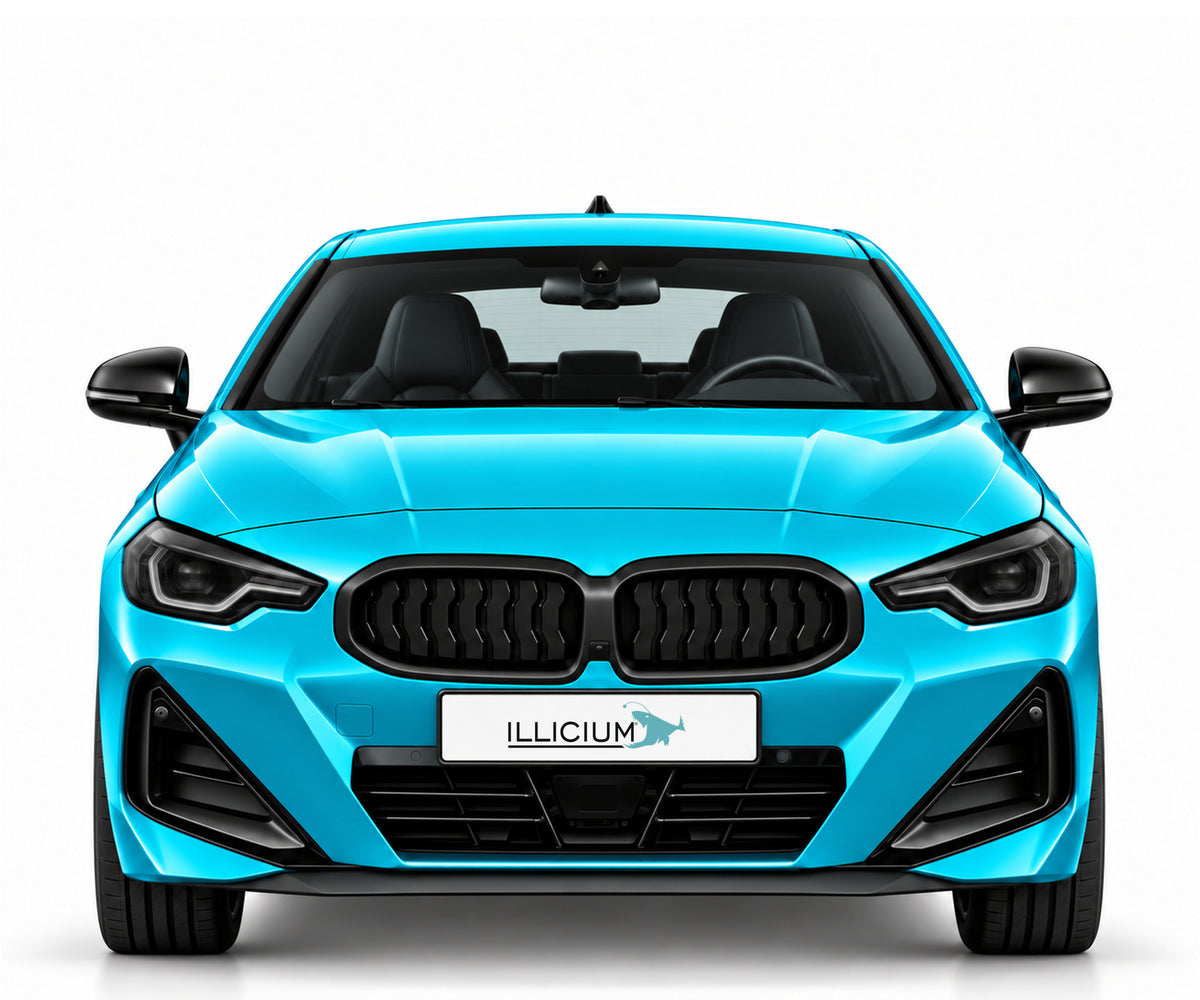 BMW 2er G42 M240i xDrive – frontale Fahrzeugillustration in Türkis Metallic mit schwarzen Anbauteilen und ILLICIUM-Kennzeichen