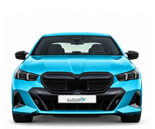 BMW G60 / G61 · Hauptansicht – i5 M60 xDrive · Frontausführung 2023, Frontansicht in Türkis Metallic mit schwarzen Anbauteilen und ILLICIUM-Kennzeichen