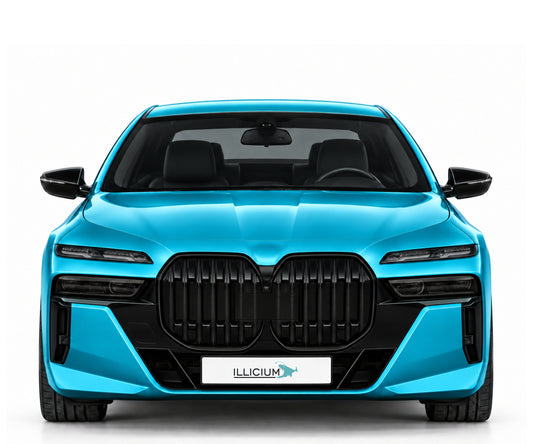 BMW G70 / i7 · Hauptansicht – i7 M70 xDrive G70 04/2023, Frontansicht in Türkis Metallic mit schwarzen Anbauteilen und ILLICIUM-Kennzeichen